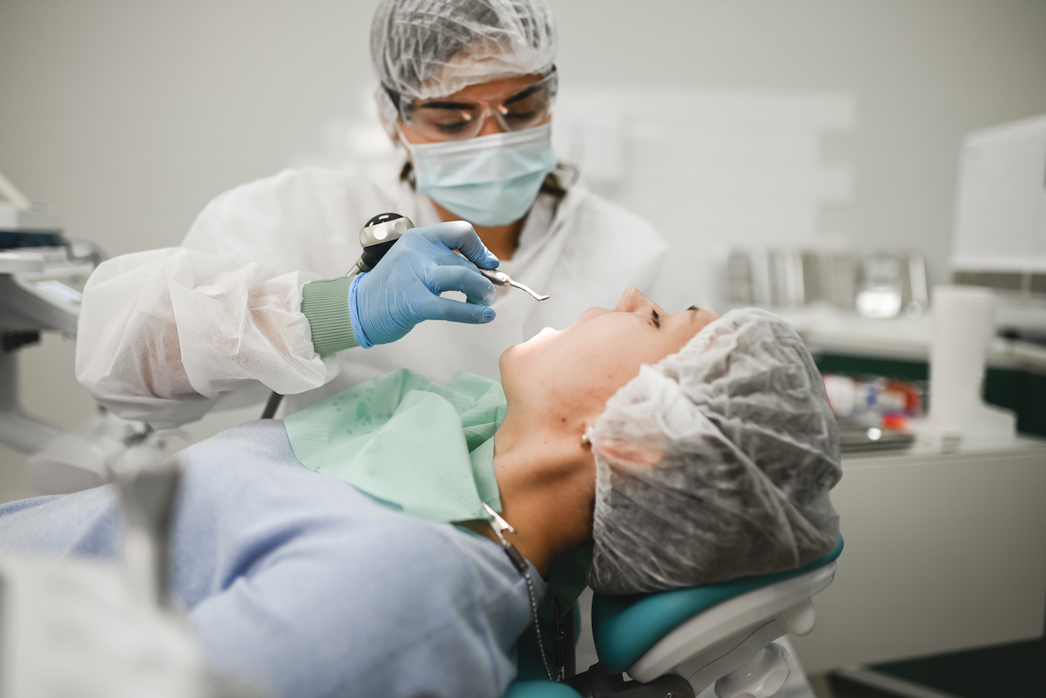 Чистка зубов аппаратов AirFlow 